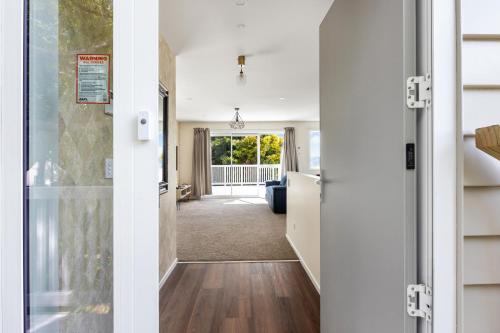 Entrance, Stunning view, privacy, close to ferry & brand-new in North Wellington