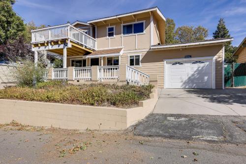 Home with 2 Decks - 2 Mi to Lake Gregory Dog Park! in Crestline, USA