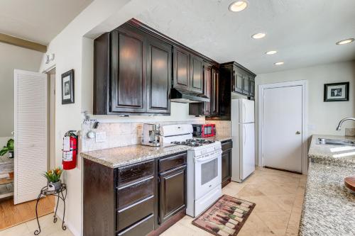 Home with 2 Decks - 2 Mi to Lake Gregory Dog Park! in Crestline, USA