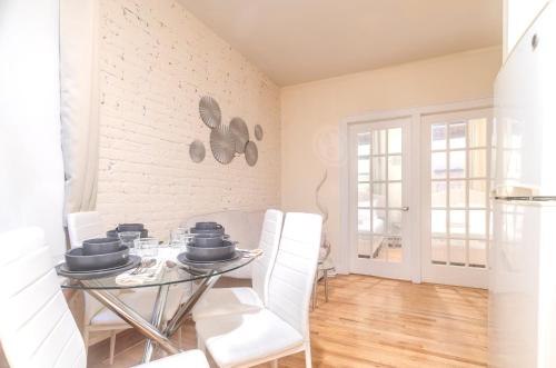 Near Time Square Stay in New York City, Columbus Circle and Health Kitchen in New York, USA