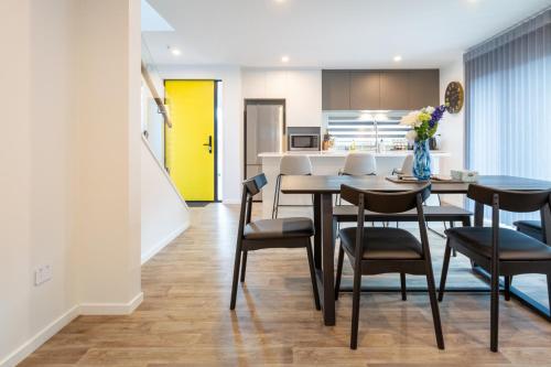 Kitchen, Modern 6BD Homes Carpark Avebury Park Avon River in Shirley