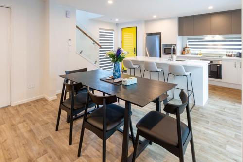 Kitchen, Modern 6BD Homes Carpark Avebury Park Avon River in Shirley