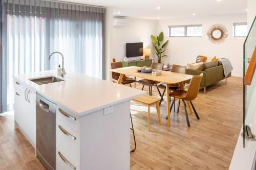 Facilities, Modern 6BD Homes Carpark Avebury Park Avon River in Shirley