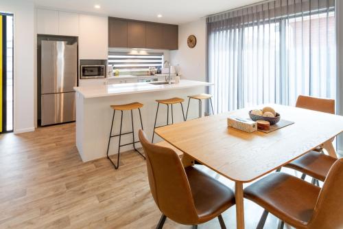 Kitchen, Modern 6BD Homes Carpark Avebury Park Avon River in Shirley