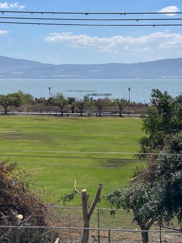 Villa LLena de Vida Vista al Lago Alberca Climatizada y Dos Jacuzys in Chantepec, Mexico
