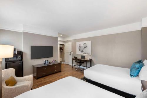 Double Room with Two Double Beds image 3
