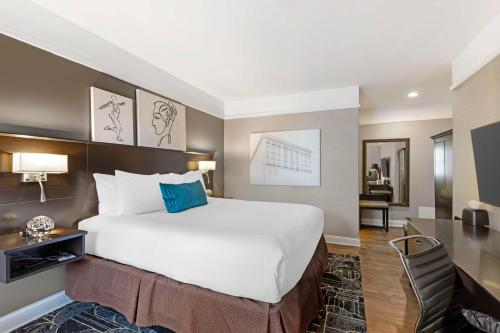 Standard King Room image 2