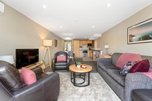 Two-Bedroom Apartment with Balcony room in Heart of Taupo - Apartment - By Town & Lake