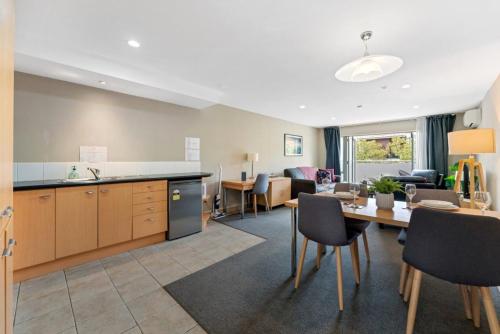 Heart of Taupo - Apartment - By Town & Lake - image 3