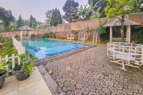 Swimming pool, Urbanview Hotel Star Residence Puncak near Mount Gede Pangrango National Park