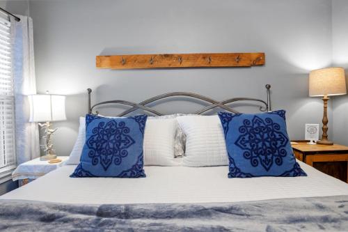 Lovebirds Getaway in Fredericksburg, USA