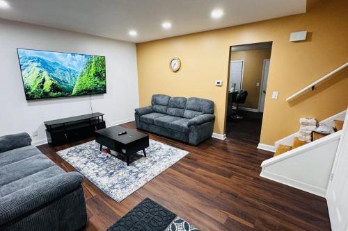 Convenient Stay near Chicago Ohare Airport with King Beds and Coffee in Des Plaines, USA