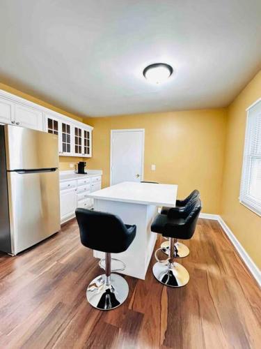 Convenient Stay near Chicago Ohare Airport with King Beds and Coffee in Des Plaines, USA