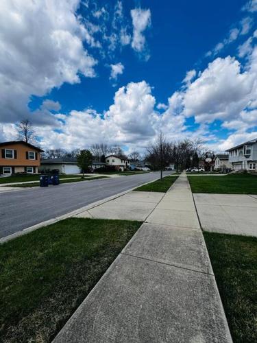 Convenient Stay near Chicago Ohare Airport with King Beds and Coffee in Des Plaines, USA