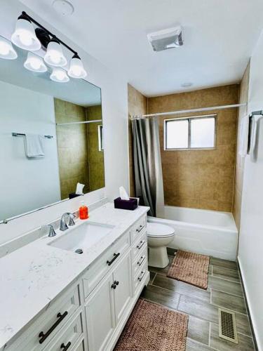 Convenient Stay near Chicago Ohare Airport with King Beds and Coffee in Des Plaines, USA