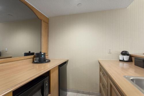 Kitchen, Motel 6 Phoenix, AZ – Sky Harbor in Camelback Corridor