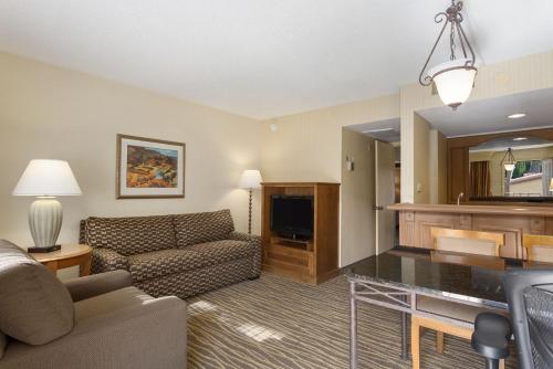 Embassy Suites by Hilton Phoenix Airport