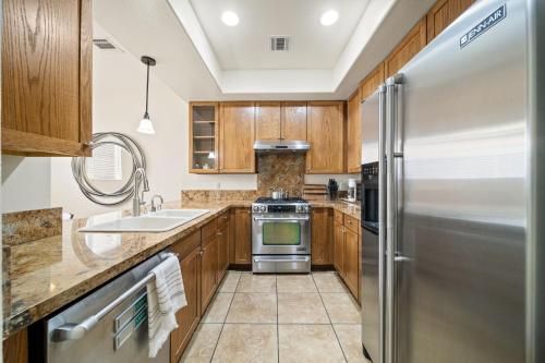 4Bed 3Bath Modern Spanish Townhome-Free Parking included in Duarte, USA