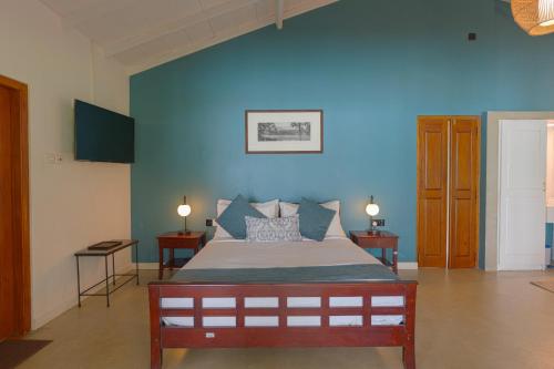 Two-Bedroom Bungalow with Lake View image 7