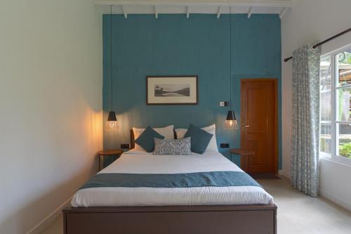 Two-Bedroom Bungalow with Lake View image 9