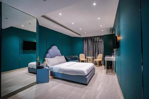 Sunny Day Hotel — other in 417A Reclamation St, Hong Kong Hong Kong, 00000