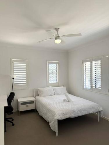 2 spacious rooms with shared bathroom in Modern Sunnybank Home
