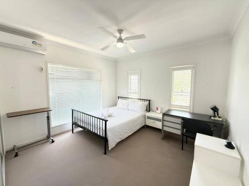 2 spacious rooms with shared bathroom in Modern Sunnybank Home