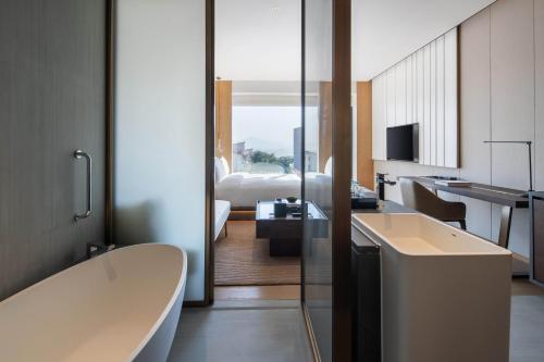 room detail thumbnail 2