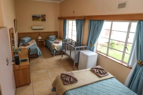 1 double bed, 2 twin beds