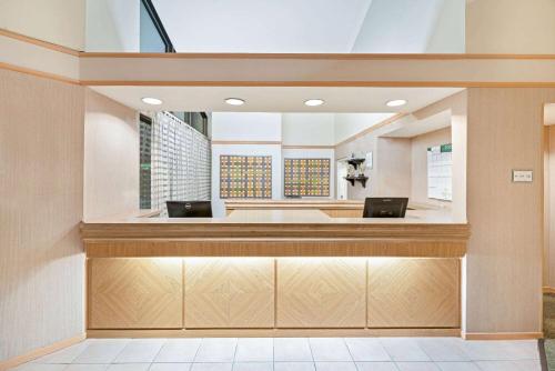 大堂, 鹽湖城雷頓溫德姆拉昆塔套房酒店 (La Quinta Inn & Suites by Wyndham Salt Lake City - Layton) in 雷頓