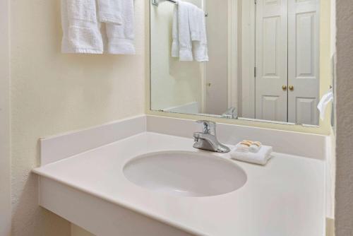 La Quinta Inn & Suites by Wyndham Salt Lake City Layton - image 9