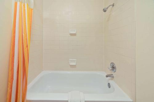 La Quinta Inn & Suites by Wyndham Salt Lake City Layton - image 11