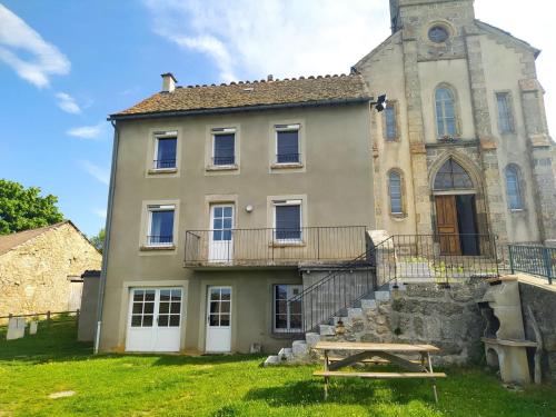 Gîte de l'ancien presbytère 6/8 personnes (Gite de l'ancien presbytere 6/8 personnes) in Grandrieu