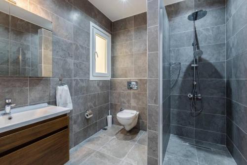 Spacious Modern 4-Bed2Bath Central Oasis! #370 - image 11
