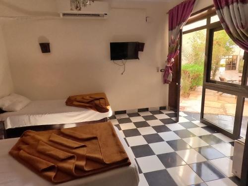 1 double bed, 2 twin beds