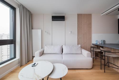 Grzybowska 13th Floor Glamour Apartment by BookingHost, Варшава