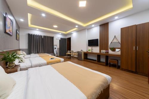 3 queen beds