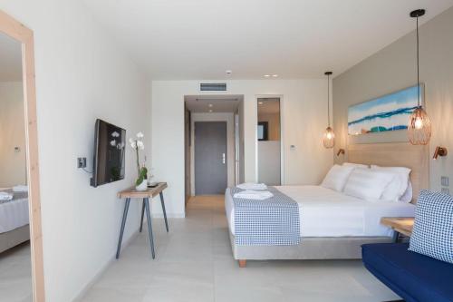 Deluxe Double or Twin Room with Pool Access image 10
