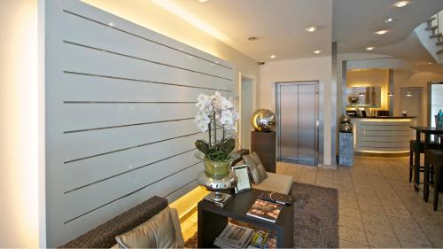 ล็อบบี้, SANDglow in ฮูซัม