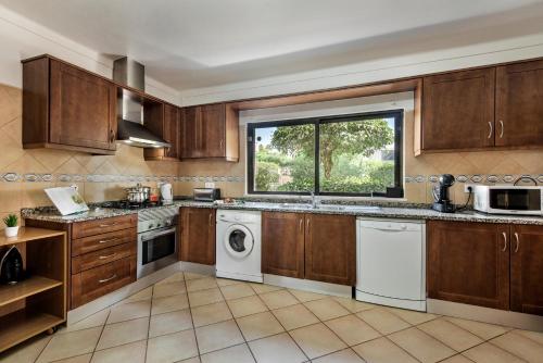 Located in an exclusive residential area of Vilamoura - image 12