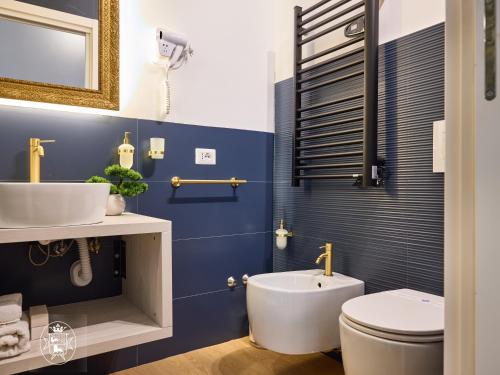 Bathroom, Vista Piazza dei Martiri in Chiaia