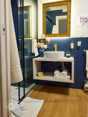 Bathroom, Vista Piazza dei Martiri in Chiaia