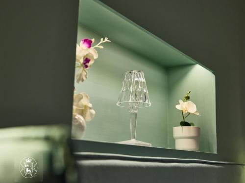 Facilities, Vista Piazza dei Martiri in Chiaia