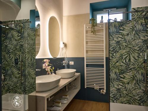 Bathroom, Vista Piazza dei Martiri in Chiaia