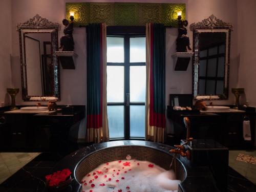 room detail thumbnail 2