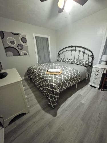 Central Louisville Gem King Size Bed in Louisville, USA
