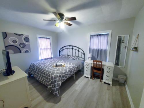 Central Louisville Gem King Size Bed in Louisville, USA