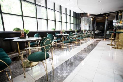 مطعم, Hotel Alp in بوفيك