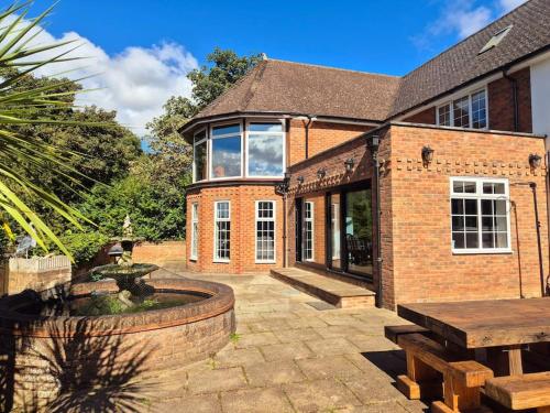 Large 4 bedroom house on the river Wensum sleeps 13, Earlham