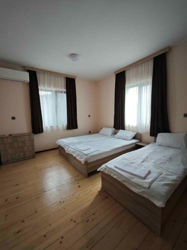 4 twin beds